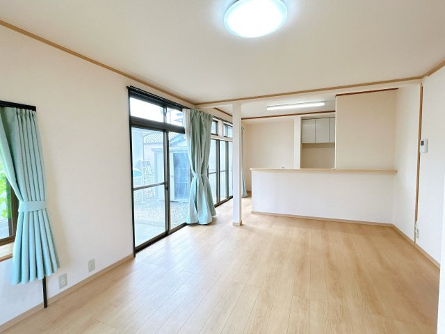 野木町南赤塚の居間・リビング|複数の窓から光を取り込めるLDK約17.5帖。対面式キッチンから室内を見渡せ、家族との会話を楽しみながら調理できます。