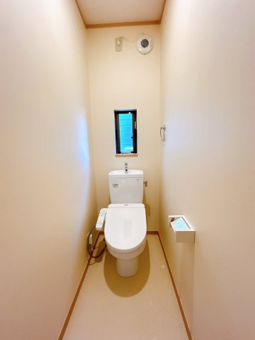 野木町南赤塚のトイレ|温水洗浄便座付きトイレ。手洗い一体型で、換気扇と窓の両方を備えています。