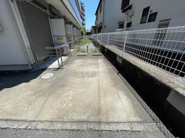 フラット柏の駐車場