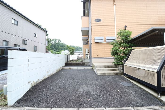 めぞん モナリエの駐車場