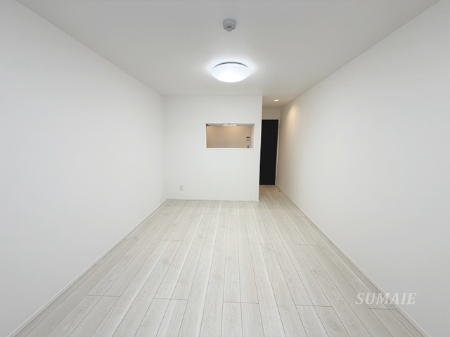 アヴェニール与野本町の居間・リビング|白を基調としたお部屋