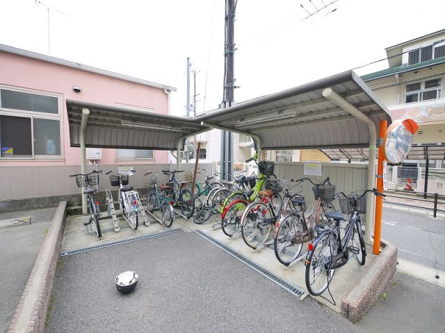 ドゥジェームならのその他共用部分|屋根付きの駐輪場です