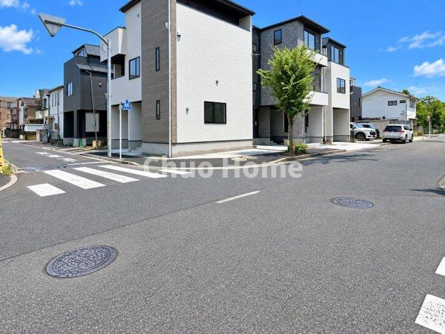 足立区佐野2丁目新築分譲住宅の前面道路含む現地写真|前面道路
