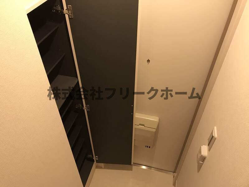 三鷹市下連雀７丁目のアパートの玄関