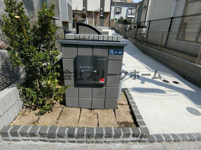 三鷹市下連雀７丁目のアパートのエントランス