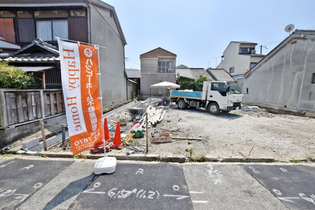 テラシエ西難波町2丁目新築一戸建て│4LDK+並列駐車２台可の外観|現地の陽当たりや周辺環境をじっくりご確認いただけます。完成後の暮らしをイメージしながら、実際の街並みや生活環境もあわせてご覧ください