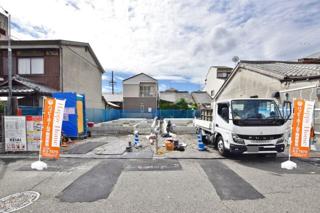 テラシエ西難波町2丁目新築一戸建て│4LDK+並列駐車２台可の外観|現地の陽当たりや周辺環境をじっくりご確認いただけます。完成後の暮らしをイメージしながら、実際の街並みや生活環境もあわせてご覧ください