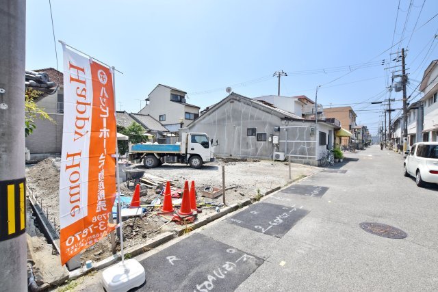 テラシエ西難波町2丁目新築一戸建て│4LDK+並列駐車２台可の外観|完成に向けて工事が進む様子を見守れるのも新築ならではの魅力。住まいが少しずつ完成していく過程にも期待が高まりますね◎