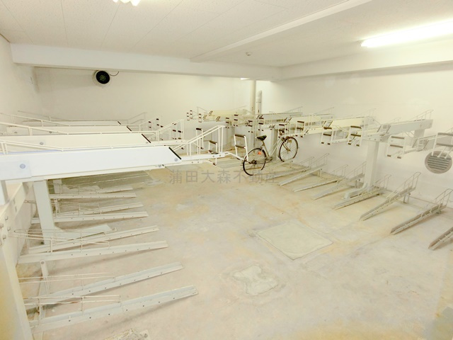 日興パレス羽田パ－トⅡのその他共用部分|屋根付きラック式の地下駐輪場