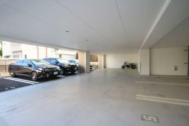 ハピネス城北の駐車場