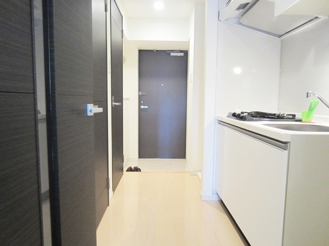 センテニアル王子神谷のキッチン|白を基調とした部屋にオシャレなドアがアクセントになってます！