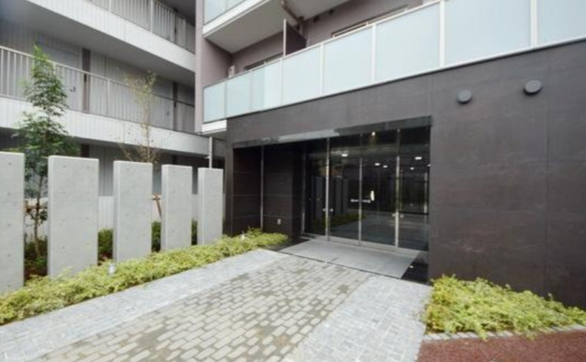 ライジングプレイス綾瀬のエントランス