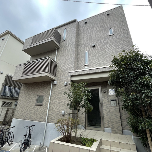 アジュール駒形の外観