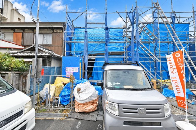 テラシエ西難波町2丁目新築一戸建て│4LDK+並列駐車２台可（制限有）の外観|現地の陽当たりや周辺環境をじっくりご確認いただけます。完成後の暮らしをイメージしながら、実際の街並みや生活環境もあわせてご覧ください