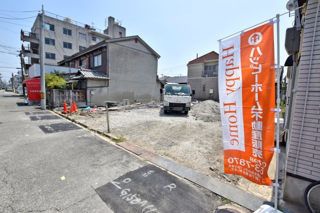 テラシエ西難波町2丁目新築一戸建て│4LDK+並列駐車２台可（制限有）の外観|完成に向けて工事が進む様子を見守れるのも新築ならではの魅力。住まいが少しずつ完成していく過程にも期待が高まりますね◎