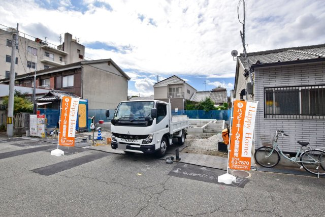 テラシエ西難波町2丁目新築一戸建て│4LDK+並列駐車２台可（制限有）の外観|完成に向けて工事が進む様子を見守れるのも新築ならではの魅力。住まいが少しずつ完成していく過程にも期待が高まりますね◎