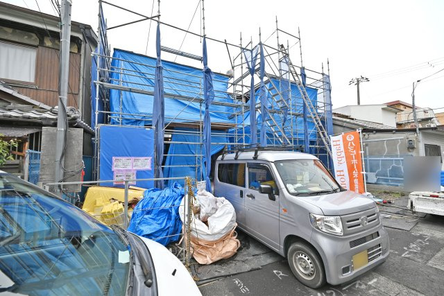 テラシエ西難波町2丁目新築一戸建て│4LDK+並列駐車２台可（制限有）の外観|完成に向けて工事が進む様子を見守れるのも新築ならではの魅力。住まいが少しずつ完成していく過程にも期待が高まりますね◎