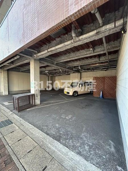 光レジデンス南館の駐車場