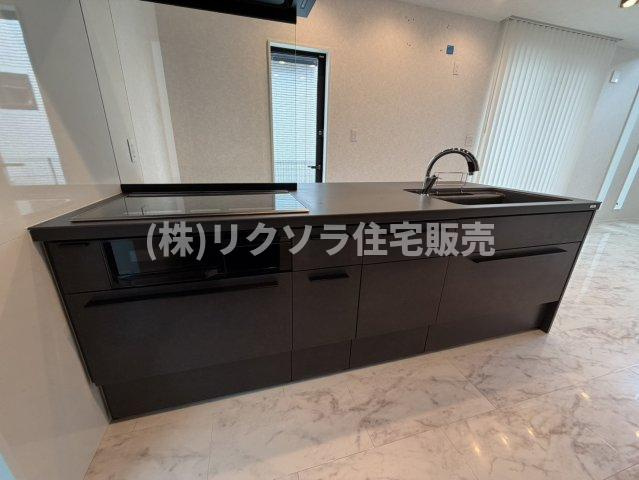河北西町　中古一戸建てのキッチン|IH三口コンロ
■物件内覧・資金計画相談・住宅ローン相談、リフォーム相談、お問合せ受付中■
※当日・翌日のご内覧、ご相談はお電話でのお問合せがスムーズです！