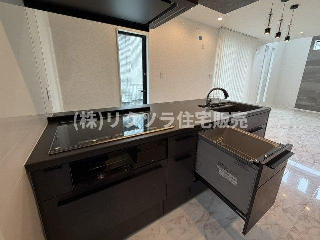 河北西町　中古一戸建てのキッチン|食器洗い乾燥機・タッチレス水栓付き
■物件内覧・資金計画相談・住宅ローン相談、リフォーム相談、お問合せ受付中■
※当日・翌日のご内覧、ご相談はお電話でのお問合せがスムーズです！