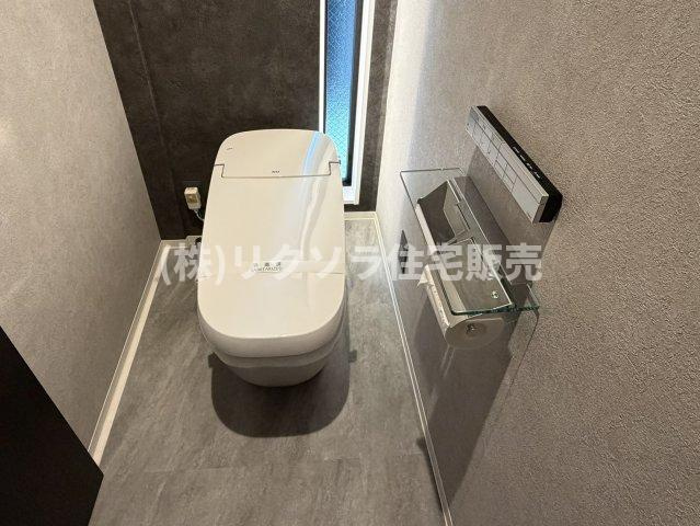 河北西町　中古一戸建てのトイレ|1階　タンクレス　温水洗浄便座付き
■物件内覧・資金計画相談・住宅ローン相談、リフォーム相談、お問合せ受付中■
※当日・翌日のご内覧、ご相談はお電話でのお問合せがスムーズです！