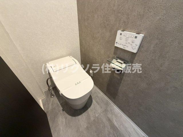 河北西町　中古一戸建ての内装|2階　トイレ　タンクレス　温水洗浄便座付き
■物件内覧・資金計画相談・住宅ローン相談、リフォーム相談、お問合せ受付中■
※当日・翌日のご内覧、ご相談はお電話でのお問合せがスムーズです！