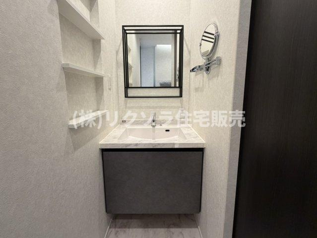 河北西町　中古一戸建ての設備|1階トイレ前　独立洗面台
■物件内覧・資金計画相談・住宅ローン相談、リフォーム相談、お問合せ受付中■
※当日・翌日のご内覧、ご相談はお電話でのお問合せがスムーズです！
