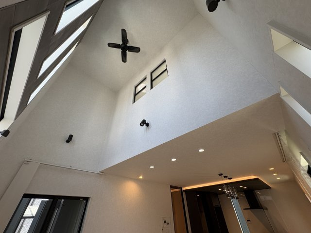 河北西町　中古一戸建ての居間・リビング|LDK19.0帖　吹き抜け
■物件内覧・資金計画相談・住宅ローン相談、リフォーム相談、お問合せ受付中■
※当日・翌日のご内覧、ご相談はお電話でのお問合せがスムーズです！