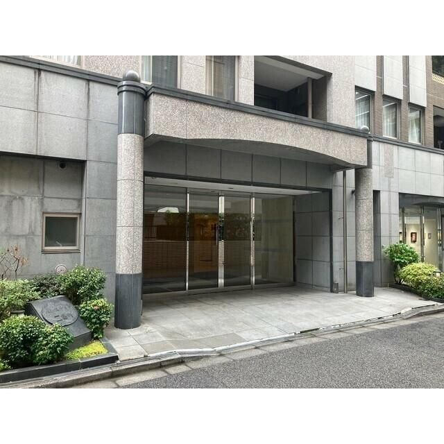 パレスサイド三番町のエントランス
