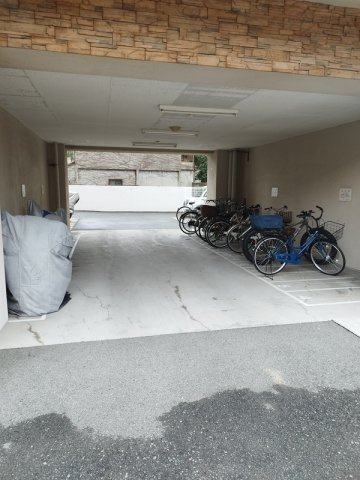 エクセレント上新１６の駐車場