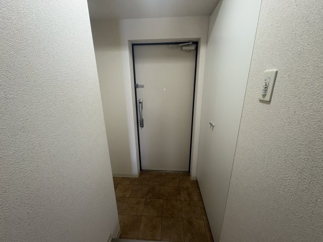 ルーエ江坂の玄関