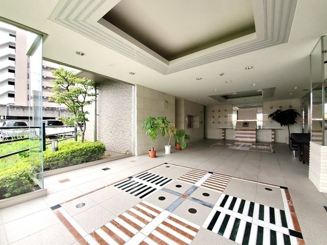 「北東角部屋」高知市北本町4丁目アルファステイツ北本町3　中古マンションのエントランス|高級感漂う広々としたエントランスホール。