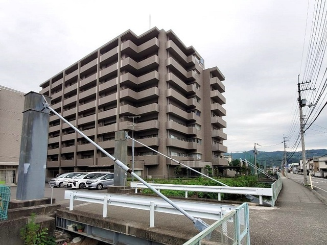 「北東角部屋」高知市北本町4丁目アルファステイツ北本町3　中古マンションの外観|川沿いに佇む開放感あふれるロケーション。