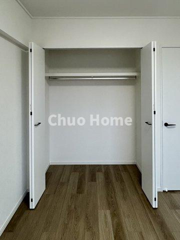 グリーンパーク第2南綾瀬の収納|居室にはクローゼットを完備し、自由度の高い家具の配置が叶うシンプルな空間です。お子様の成長と必要になる子供部屋を与えるにはぴったりの間取りですね。