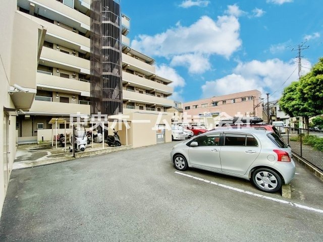 グリーンパーク第2南綾瀬の駐車場|【敷地内駐車場】最新の空き状況や費用などの詳細は担当スタッフまでお問い合わせください。
