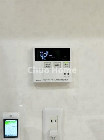 グリーンパーク第2南綾瀬の発電・温水設備|【給湯リモコン】外での一日を忘れさせてくれるオートバス機能でお好みの湯量・温度に調整された浴槽。