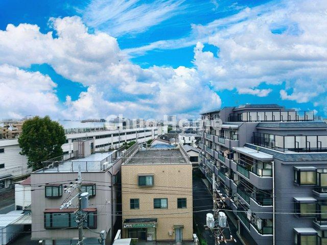 グリーンパーク第2南綾瀬の展望|手を伸ばせば、ふれることが出来そうな環境が、そのままインテリアになったような印象です。その豊かな眺望にふさわしい空間には、通風・採光にも優れ、心地よい光と風があふれています