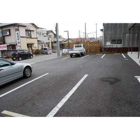 ロータス（井田）の駐車場