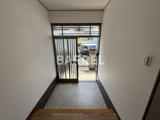 東泉丘1丁目戸建の玄関