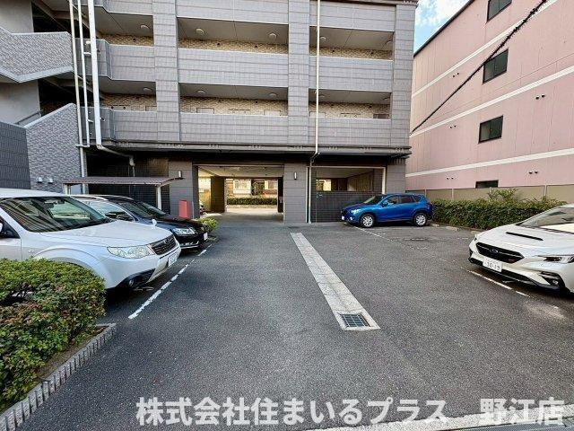 レジデンス京橋スクエアの駐車場