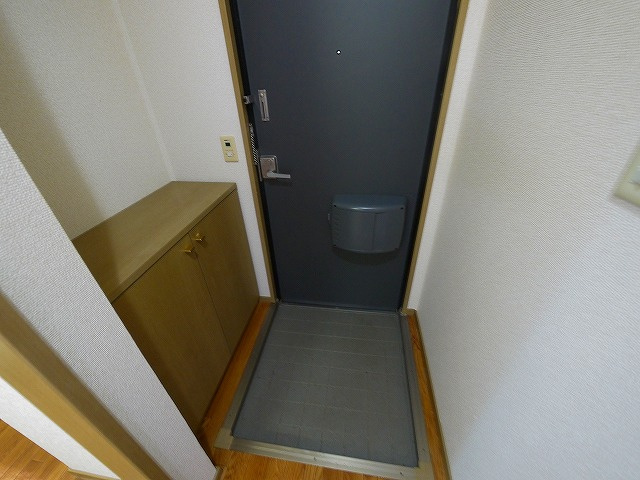 サンビレッジ学園前東坂　G棟の玄関|明るい玄関です