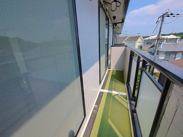 サンビレッジ学園前東坂　G棟のバルコニー|陽当たり良好なバルコニーです