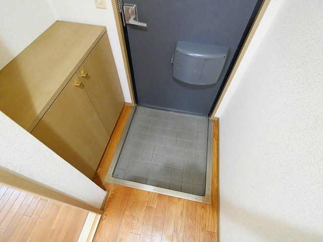 サンビレッジ学園前東坂　G棟の玄関|きれいな玄関です