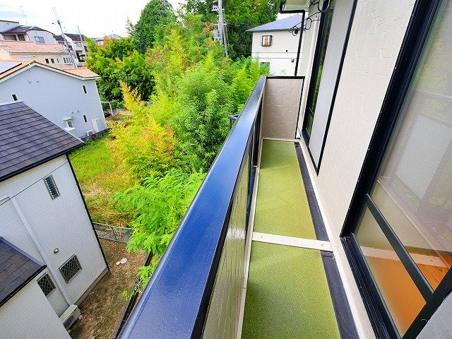 サンビレッジ学園前東坂　G棟のバルコニー|陽当たり良好なバルコニーです