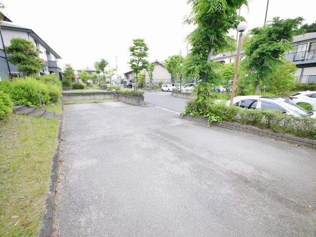 サンビレッジ学園前東坂　G棟の駐車場