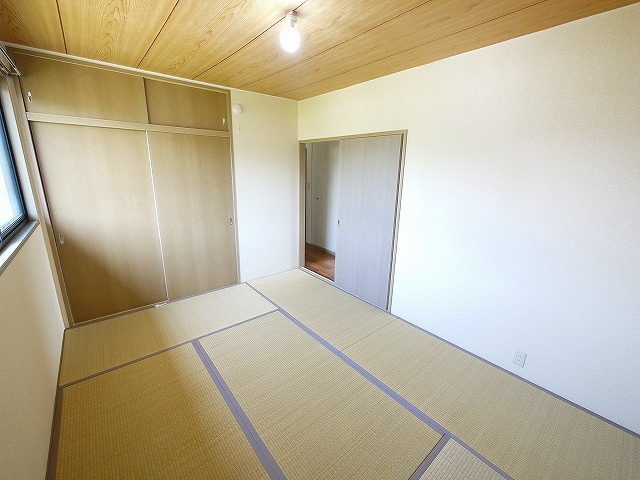 サンビレッジ学園前東坂　G棟の和室|柔らかい畳が心地よい和室