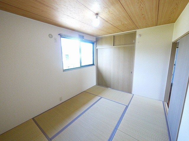 サンビレッジ学園前東坂　G棟の和室|趣のある和室です