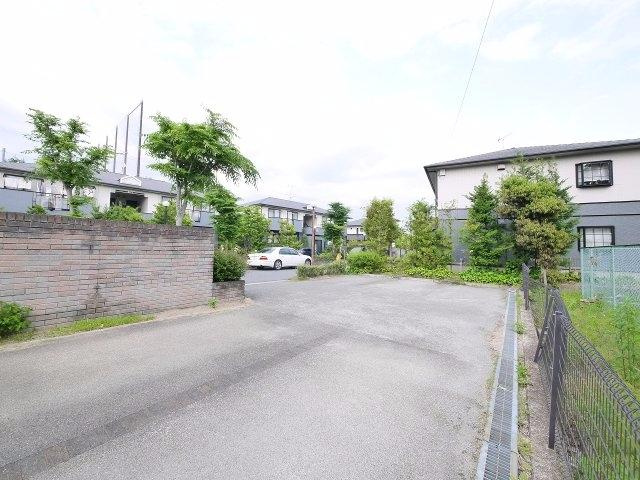 サンビレッジ学園前東坂　G棟の駐車場