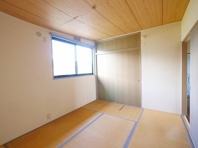 サンビレッジ学園前東坂　G棟の和室|フローリングだけでなく、和室もあります