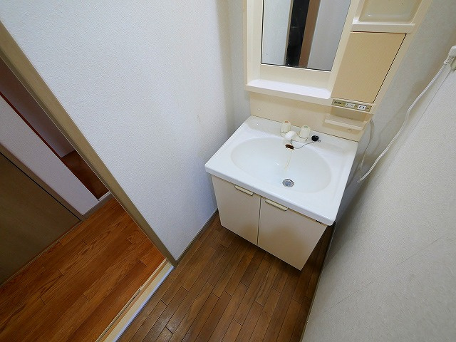 サンビレッジ学園前東坂　G棟の洗面所|スペースが確保できる洗面所です
